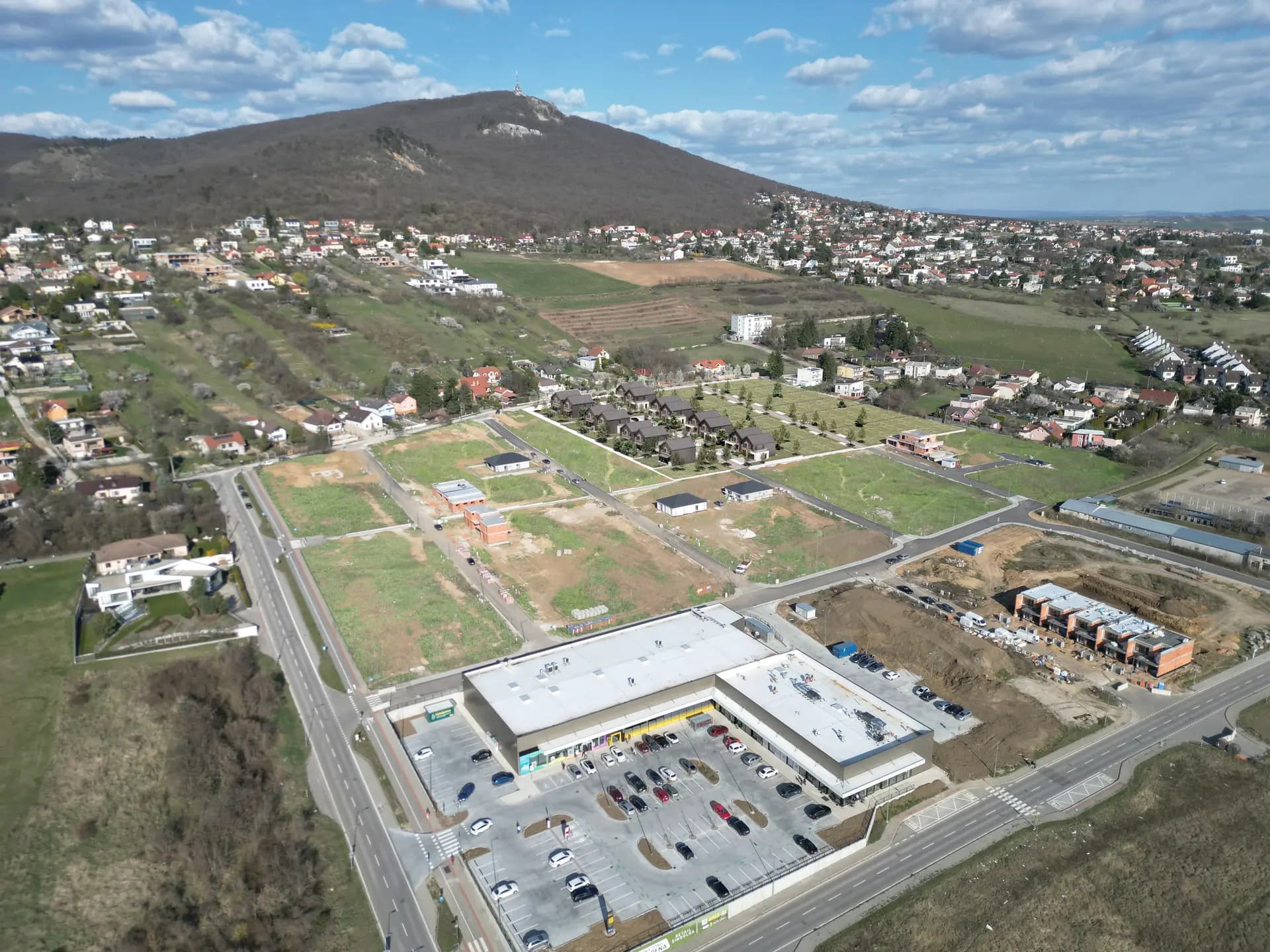 Letecký pohľad na projekt a zeleň v okolí (dron)