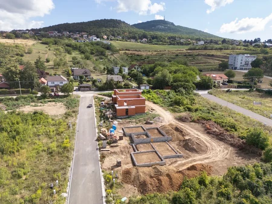 Dron — stavba pod Zoborom, celkový pohľad