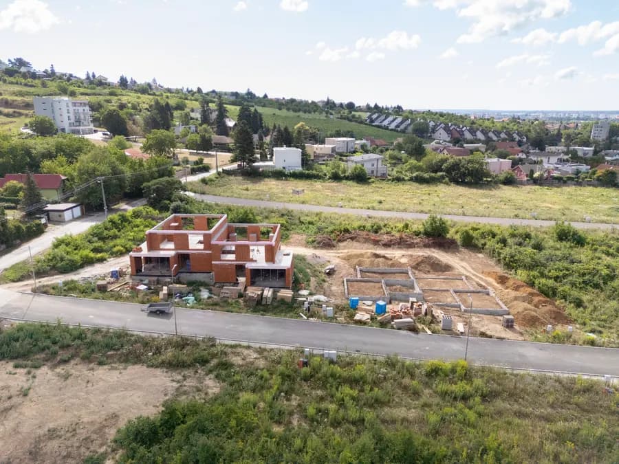 August 2026 — pohľad na hrubú stavbu