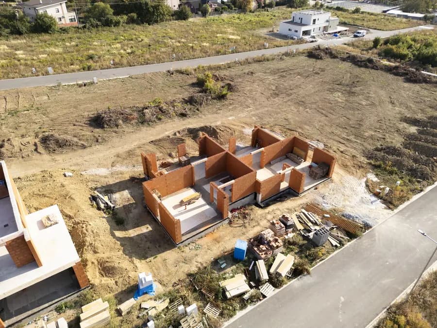 Október 2026 — detail prízemného muriva a vnútorných priečok